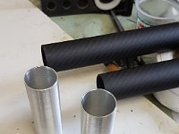 20170605 174817  Tube carbone 35-32 mm pour la commande de volets, avec inserts dural 2017 pour les fixation des leviers et l'appui dans les paliers. Le film de colle assure l'isolation dural - carbone.